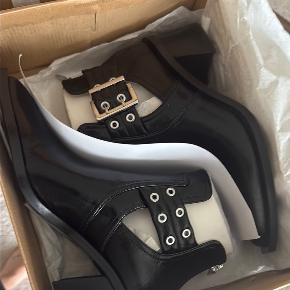 Steve Madden Black Heeled Boots with Stylish Design SOLD